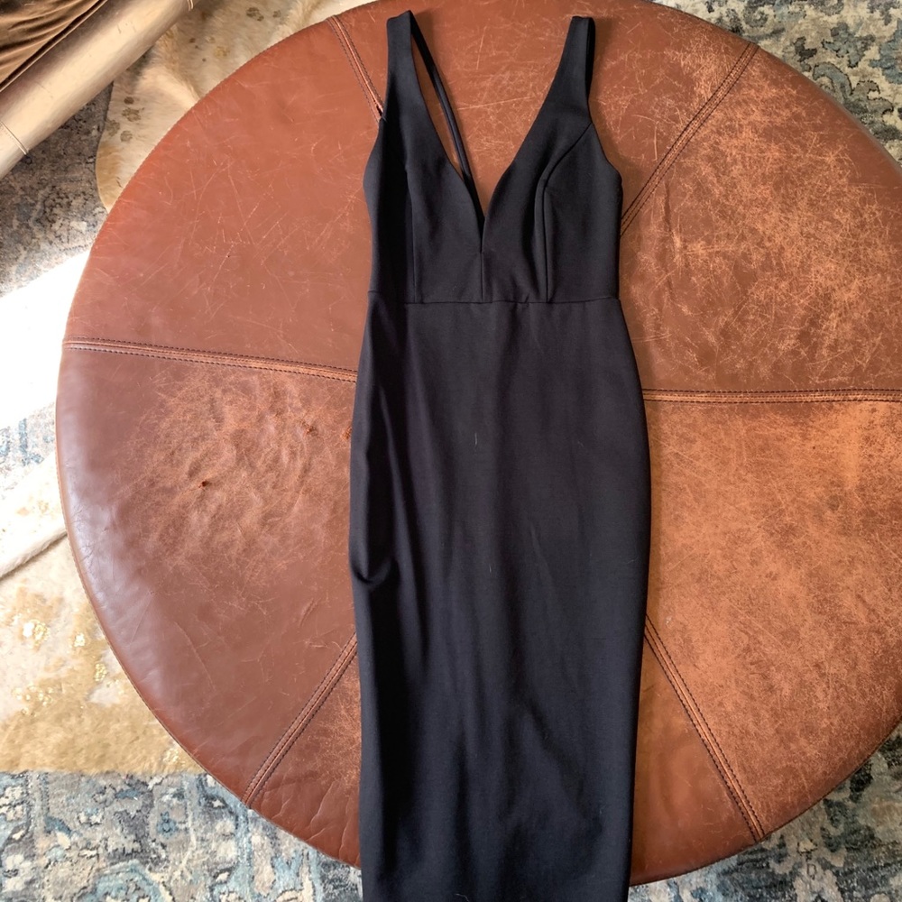 NWOT Lulu’a Deep V-Neck Bodycon Midi Dress